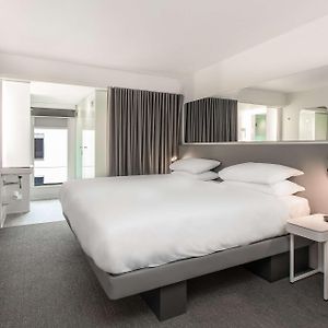 Zimmer mit Kingsize-Bett
